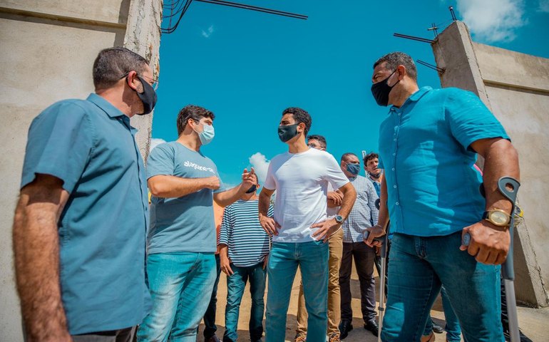 JHC visita o Benedito Bentes e garante retomada das obras abandonadas