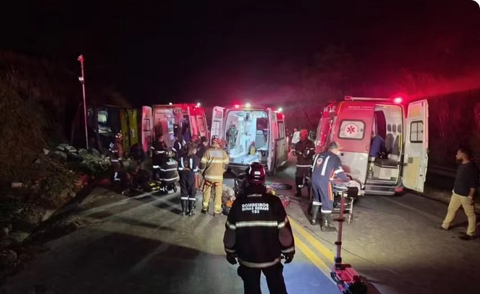 ônibus tombou na estrada no acidente que matou cinco pessoas na  na BR-251, em Francisco Sá (MG)