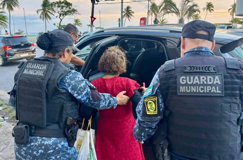 Guarda Municipal de Maceió ajuda idosa com início de Alzheimer que estava perdida no Centro