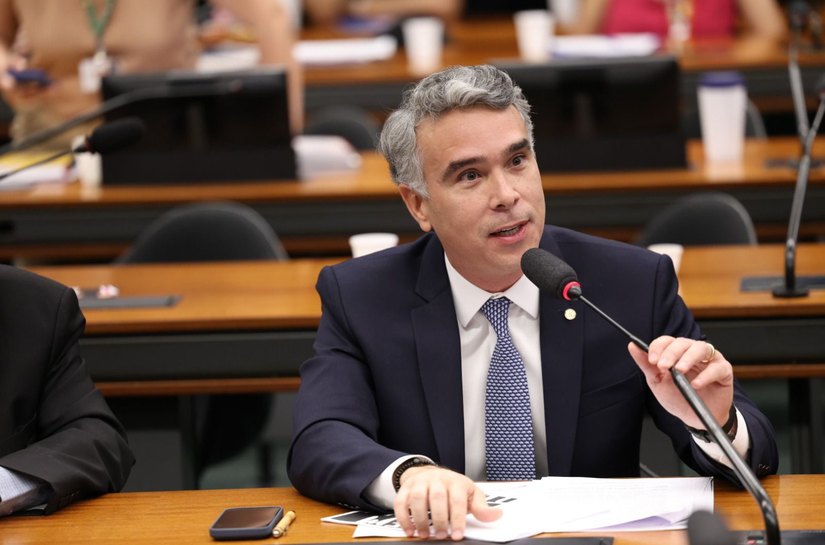 Rafael Brito aprova projeto que beneficia pessoas em tratamento do câncer