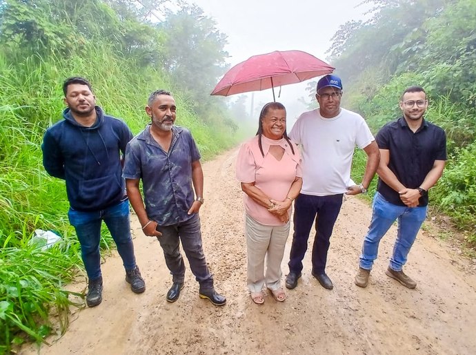 Prefeita Tia Júlia anuncia obras de pavimentação e drenagem na “Micro-ondas” após visita ao local