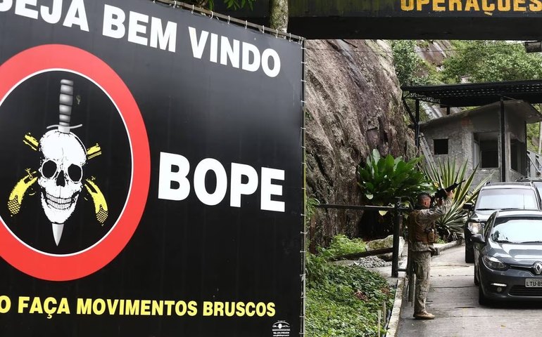 Operação do Bope no Complexo da Maré tem pelo menos um morto e apreensão de drogas e munições