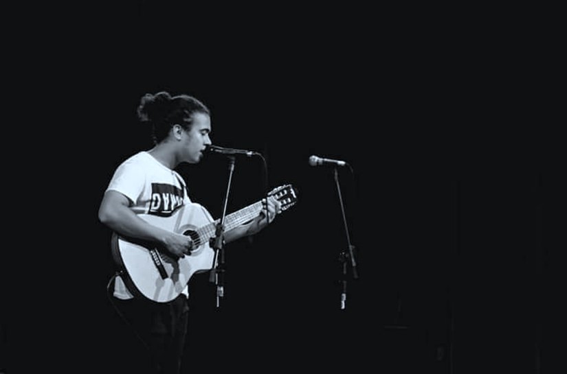 Cantor arapiraquense lança na web seu primeiro álbum