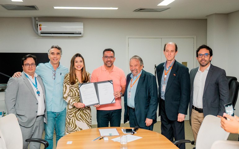 Paulo Dantas assina decreto que amplia oferta de voos em Alagoas