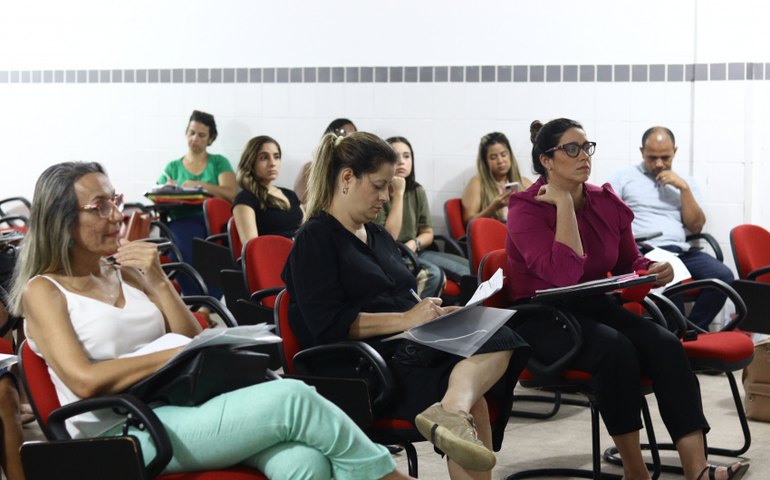 Diretoras de creches e escolas municipais recebem instruções sobre segurança alimentar
