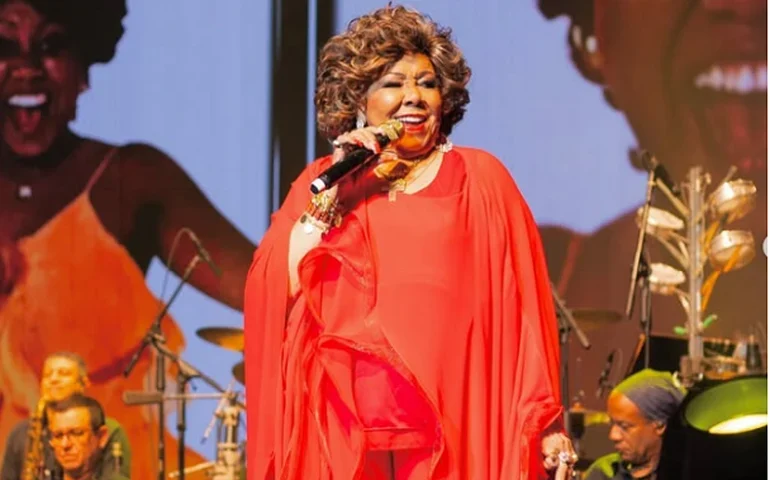 Alcione é confundida com Elza Soares por fã e reage de forma inusitada