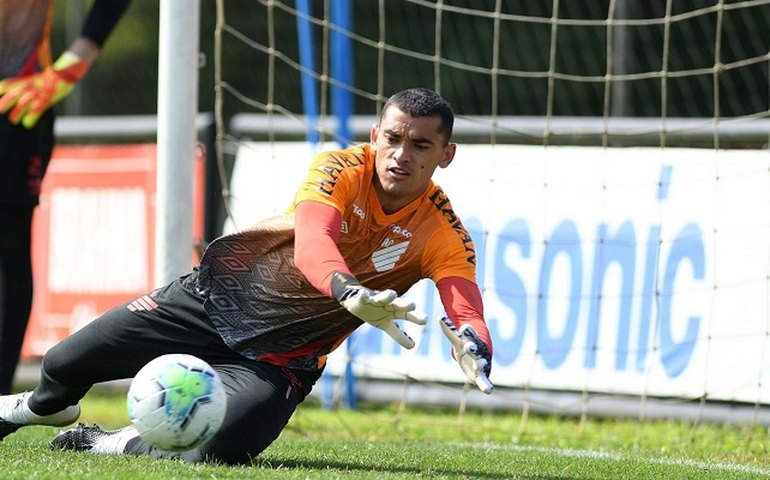 Seis jogadores do Athletico-PR testam positivo para covid-19 e não pegam o River
