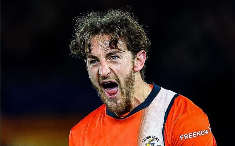 Zagueiro do Luton Town sofre parada cardíaca e desmaia em campo pela segunda vez no ano