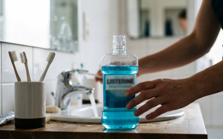 Enxaguante bucal pode afetar saúde do coração? Entenda o que dizem as pesquisas
