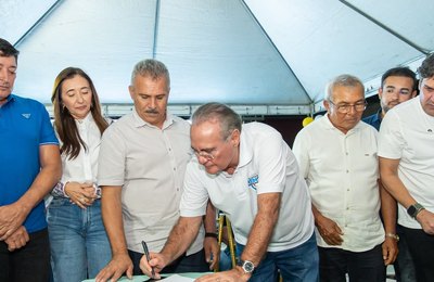 Senador Renan Calheiros garante adutora que levará água a 5 mil moradores do Sertão