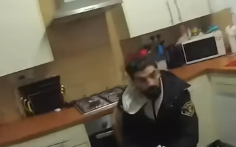 Ladrão é preso enquanto comia sanduíche na casa que havia invadido