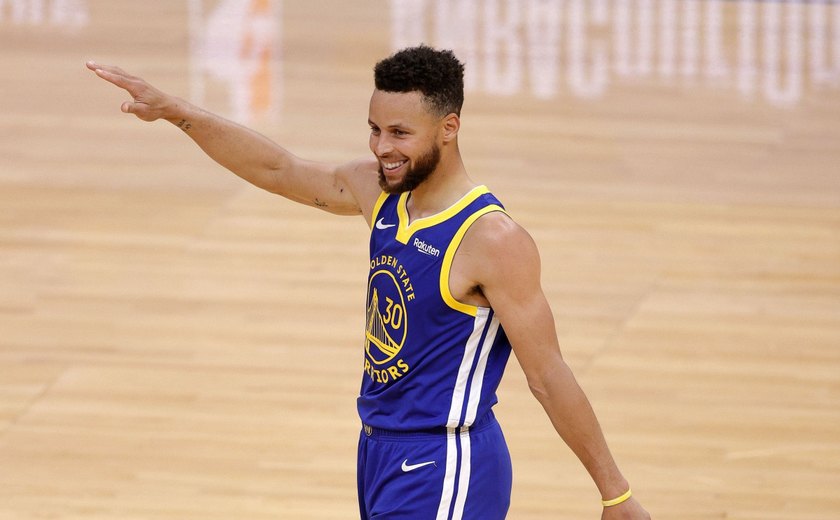 Curry faz 40 pontos contra o Chicago Bulls e bate recorde de cestas de 3 na NBA