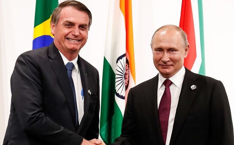 Bolsonaro: Conversei com Putin; há chance de comprarmos diesel da Rússia