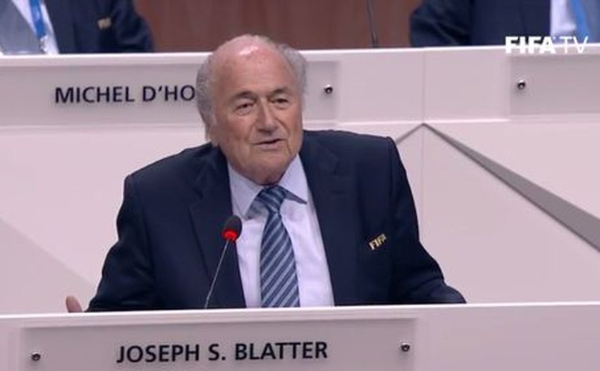 Blatter é reeleito presidente e terá mais quatro anos à frente da Fifa