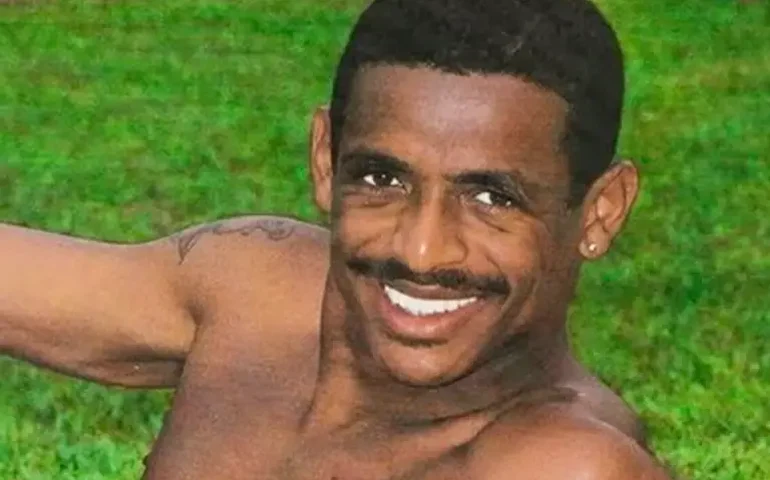 Entenda por que colaram um cartaz do Vampeta pelado em ato pró-Bolsonaro 
