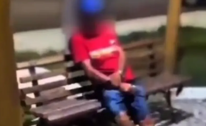 Vídeo mostra homem praticando ato obsceno em praça pública Vídeo mostra homem praticando ato obsceno em praça pública