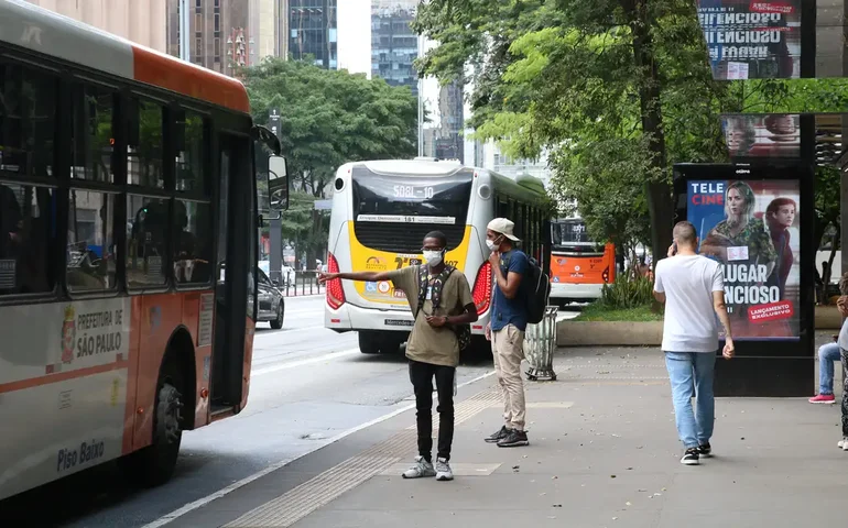 Mulher é feita refém em ponto de ônibus na Avenida Paulista