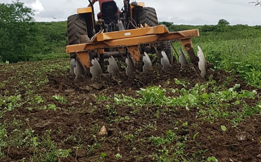 Trabalhadores rurais de Traipu são beneficiados com serviço de aração de terra
