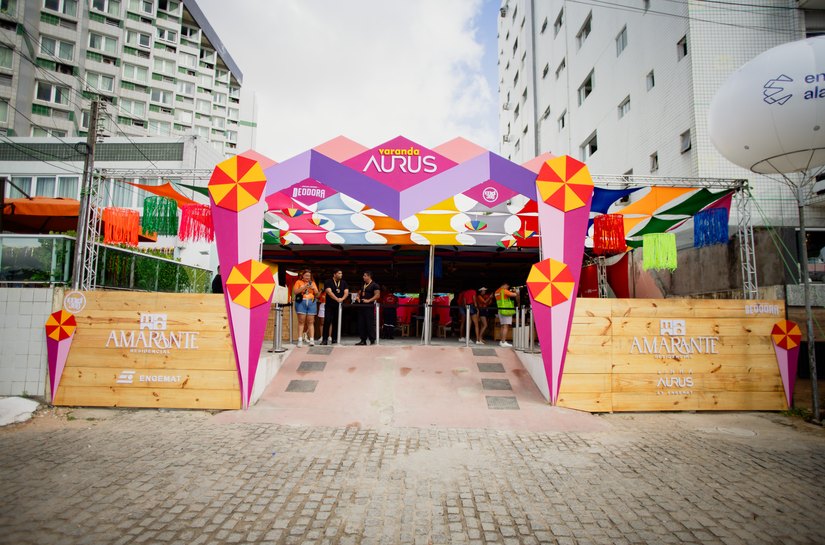 Engemat reúne convidados em espaço VIP nas prévias carnavalescas de Maceió