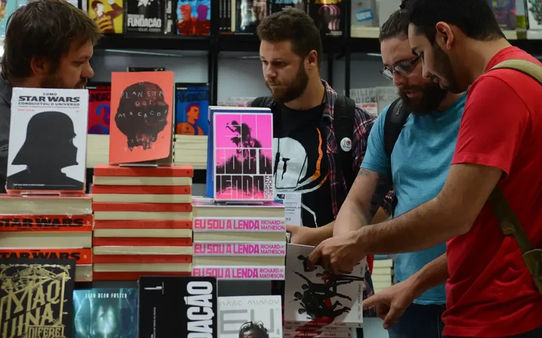 Bienal do Livro de SP 2024 começa com a presença de Lula e movimentação de livreiros