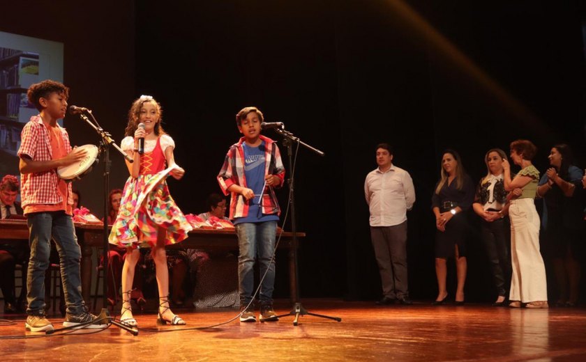 Estudantes de escolas municipais recebem premiação de 1º e 2º lugares no Prêmio MPT na Escola