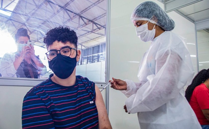 Arapiraca amplia vacinação para adolescentes com 12 anos ou mais neste sábado (25)