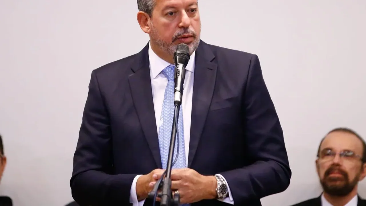Lira se encontra com Gleisi para tratar de indicações ao governo após anúncio de 'reorganização da base'
