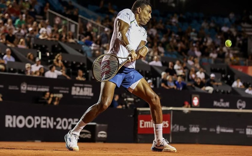 Thiago Monteiro avança às oitavas em dia de calor intenso no Rio Open