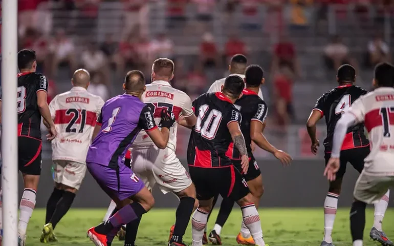 CRB abre vantagem, leva susto no fim e vence o Botafogo-SP por 3 a 2 no Rei Pelé