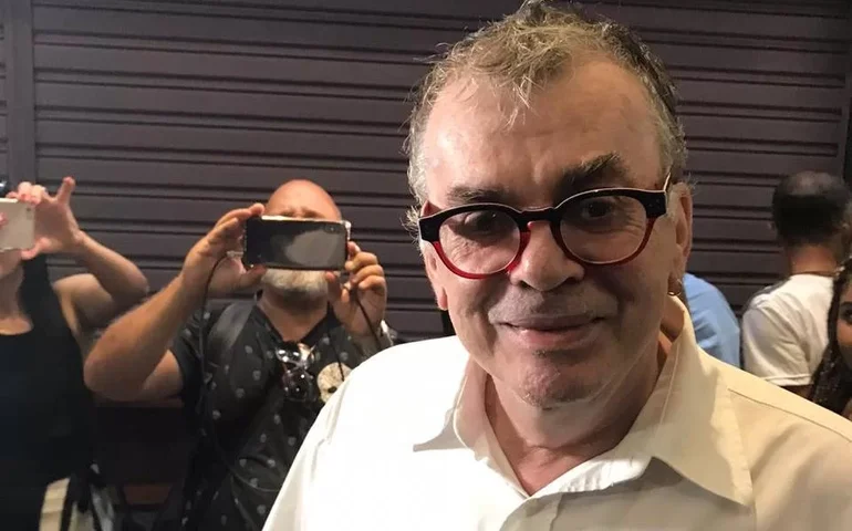 Walcyr Carrasco comenta beijo em 'Terra e Paixão' e atores se emocionam