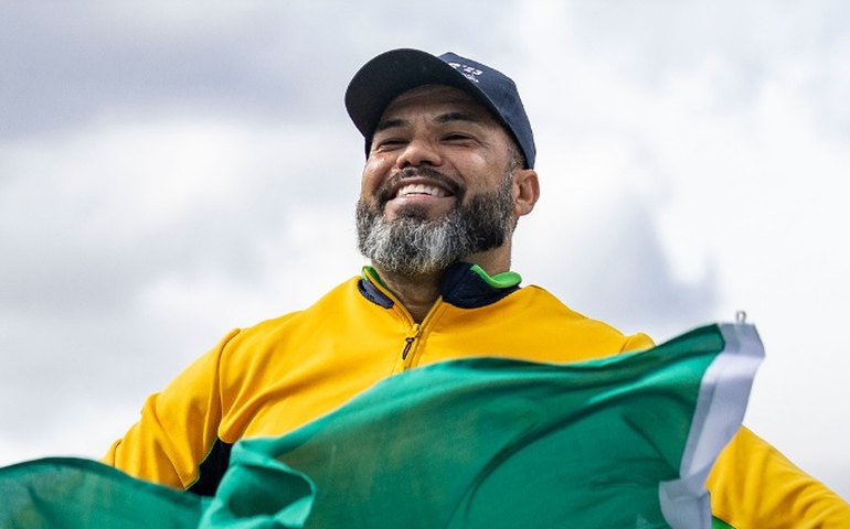 Paralimpíadas: Claudiney Batista conquista ouro pela terceira vez e quebra recorde no lançamento de disco