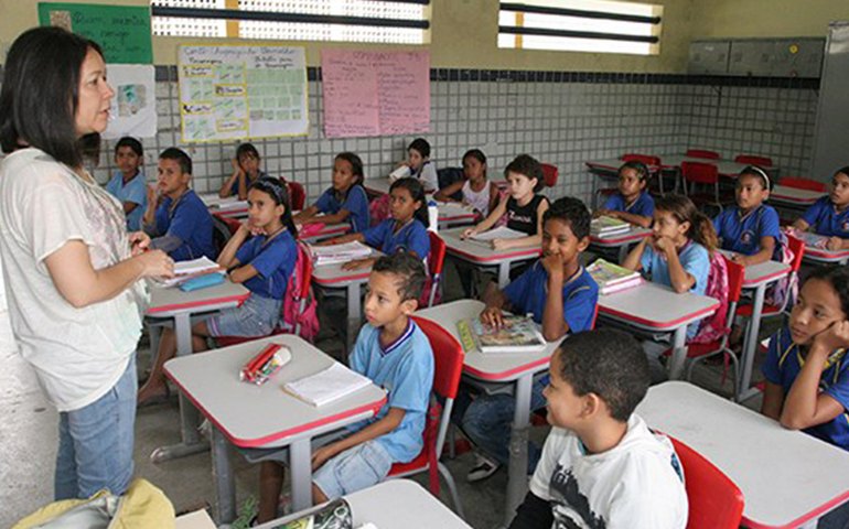 Com desabamento de parte do teto, CISP de São José da Tapera vira cachoeira