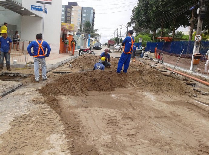 Equipes da Prefeitura trabalham na recuperação de ruas de Arapiraca, após temporal