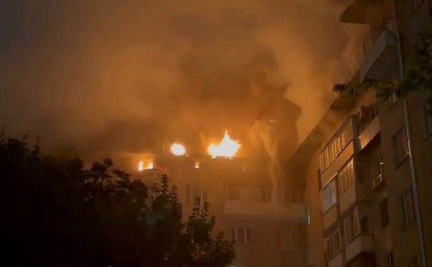 Centenas de pessoas são evacuadas por incêndio em edifício em Moscou; vídeo