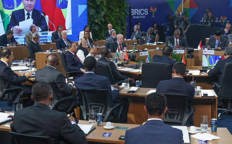 BRICS condena ataques ao Irã e reforça compromisso com multilateralismo em declaração de líderes