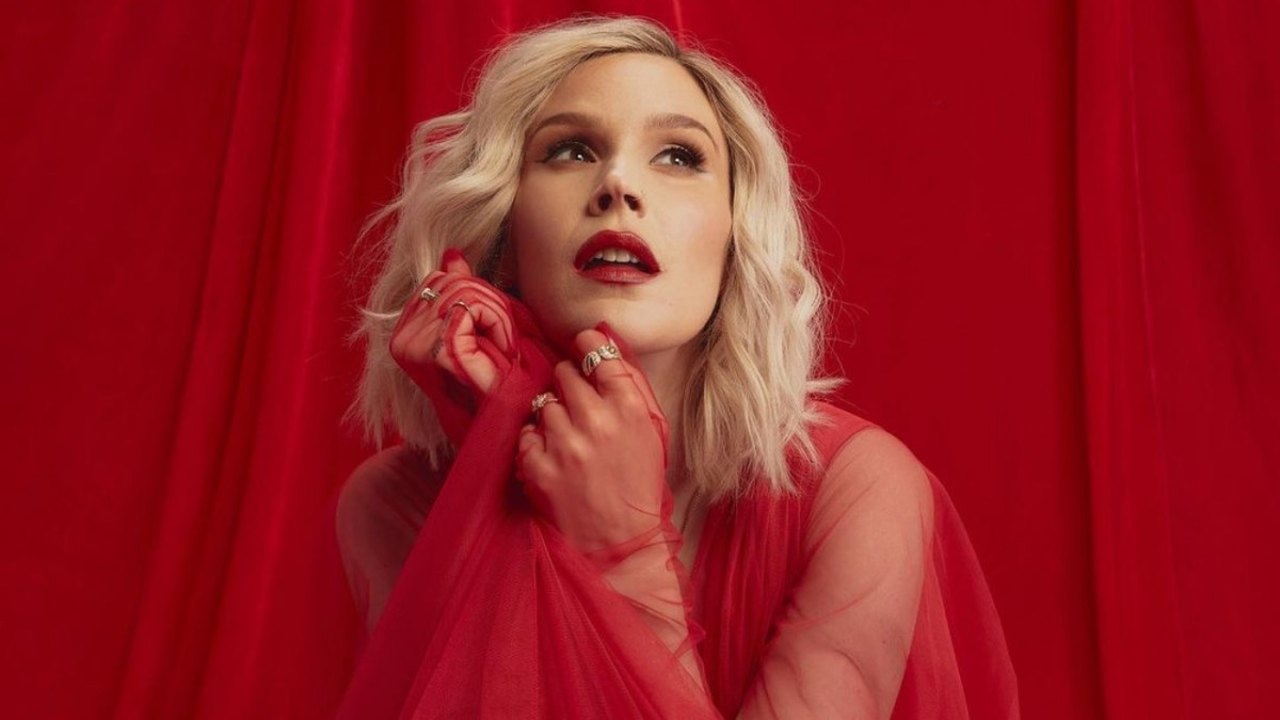 Joss Stone vive um ano de Natal com Merry Christmas, love