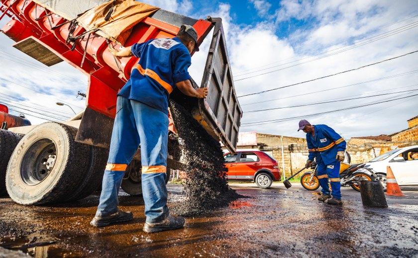 Após fortes chuvas, Prefeitura de Maceió intensifica serviços da Operação Tapa-Buraco