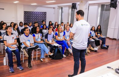 Estudantes selecionados no Plenarinho conhecem a Câmara e participam de formação