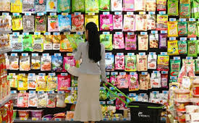 Comércio varejista aumenta na China, enquanto produção industrial diminui