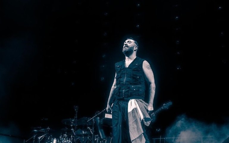 Sam Smith é flagrado no centro de São Paulo após show no Lollapalooza