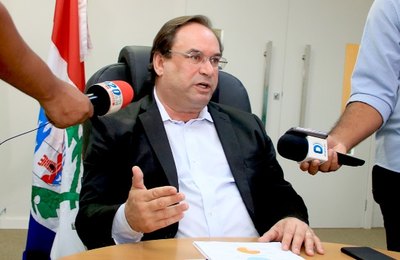 VIDEO: Estado anuncia 850 vagas para concurso da Educação