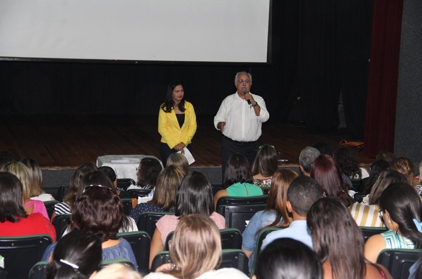 Teófilo e secretária de Educação se reúnem com gestores escolares