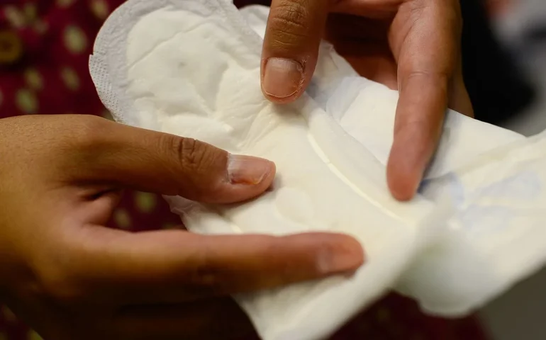 Estudantes do Pé-de-Meia podem retirar absorventes gratuitos em farmácias a partir desta segunda