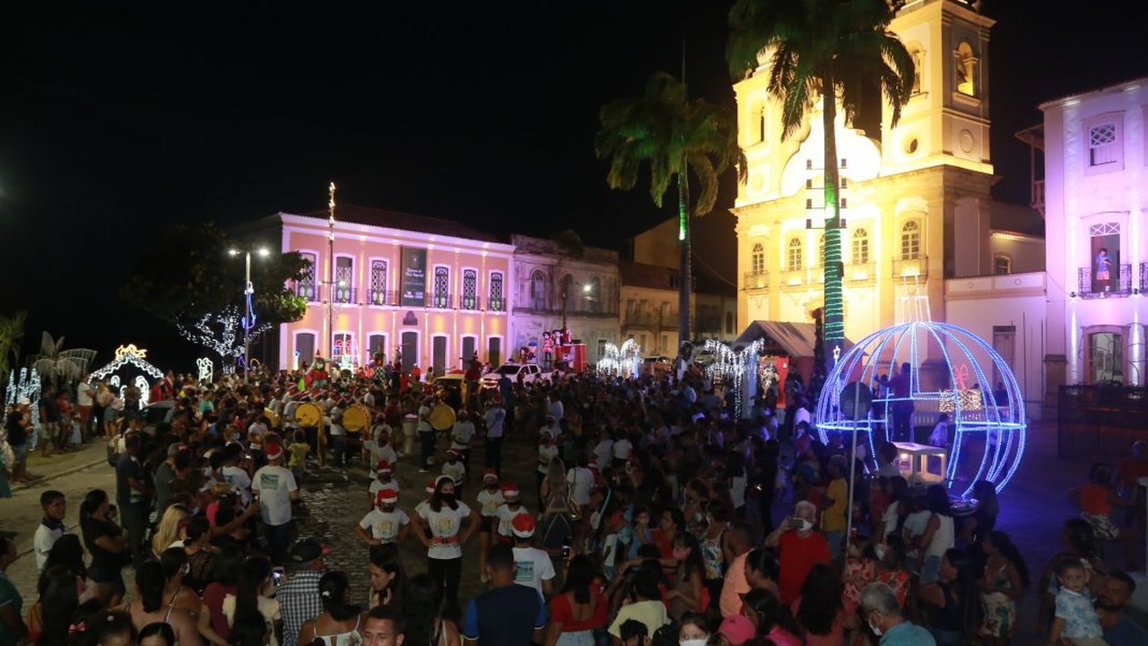 Penedo Luz 2022 tem Papai Noel, decoração natalina, shows e Festival de Coros