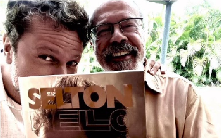Selton Mello mostra momento especial com o pai, de 82 anos: 'Visão debilitada pela idade, li meu livro inteiro para ele'