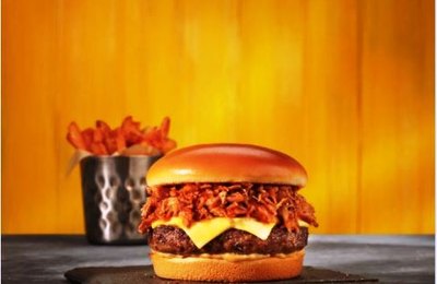 Outback traz de volta dois burgers de sucesso: um com costela desfiada e outro com camarão  