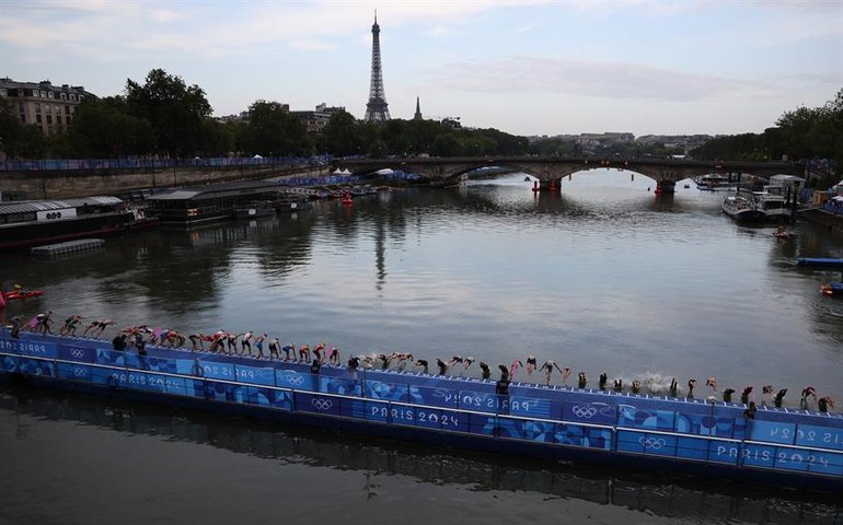 Triatleta passa mal após competir no Rio Sena e Suíça muda equipe de revezamento