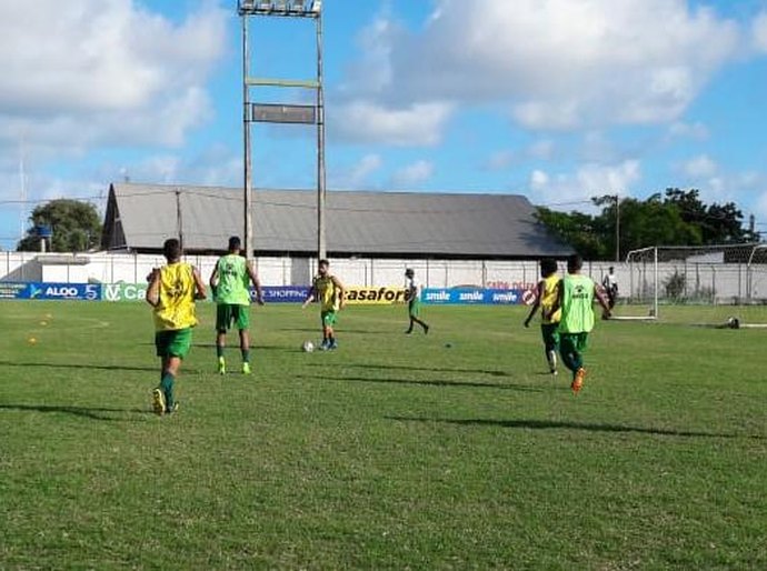 Elenco do Coruripe participa de recreativo antes do jogo contra Jaciobá