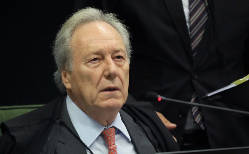 Lula formaliza, em decreto, aposentadoria de Lewandowski