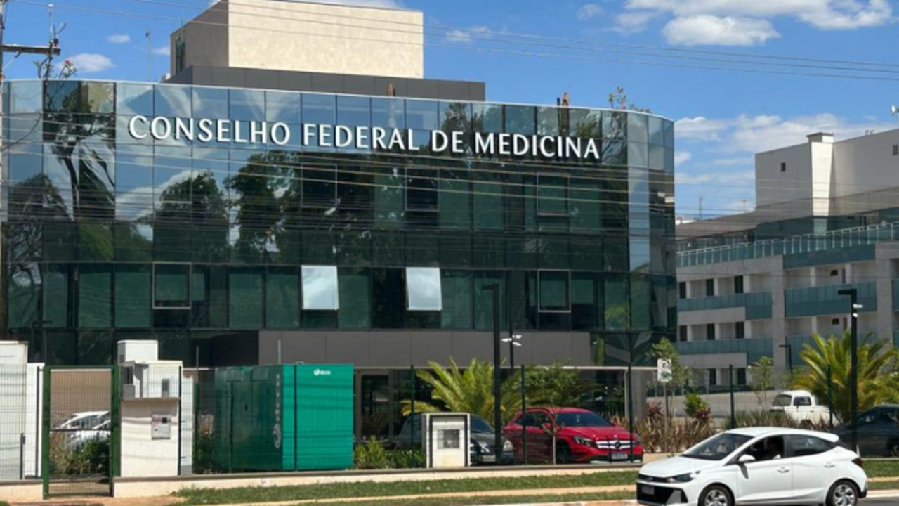 Justiça nega indenização de R$ 100 mil pedida pelo CFM contra médica por críticas na pandemia